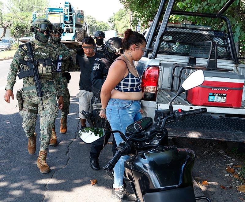 ¡DETIENEN A PAREJA A BORDO DE MOTO ROBADA!