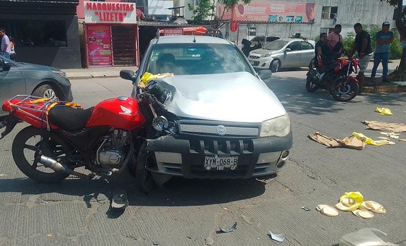 ¡CONDUCTOR LE CIERRA EL PASO Y MENOR REPARTIDOR SALIÓ “VOLANDO”!