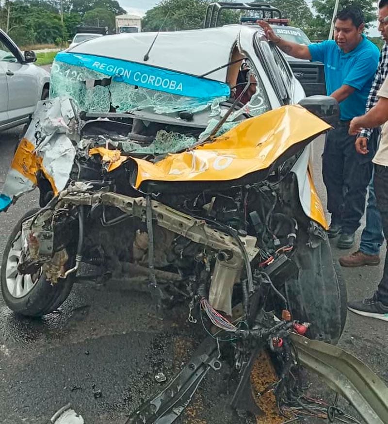 ¡TAXI PROVOCA CARAMBOLA Y TERMINA DESBARATADO!