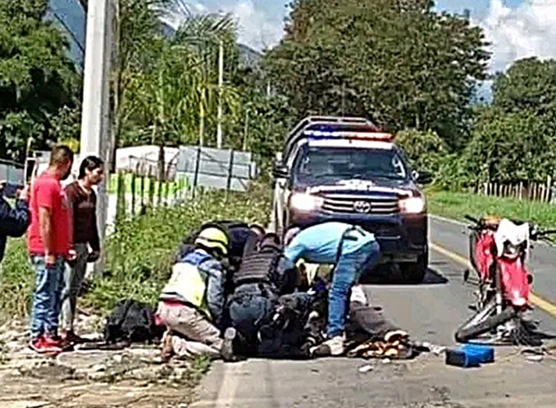 ¡DESBARATA LA MOTOCICLETA Y DEJA MEDIO CACHETE EN EL PAVIMENTO!