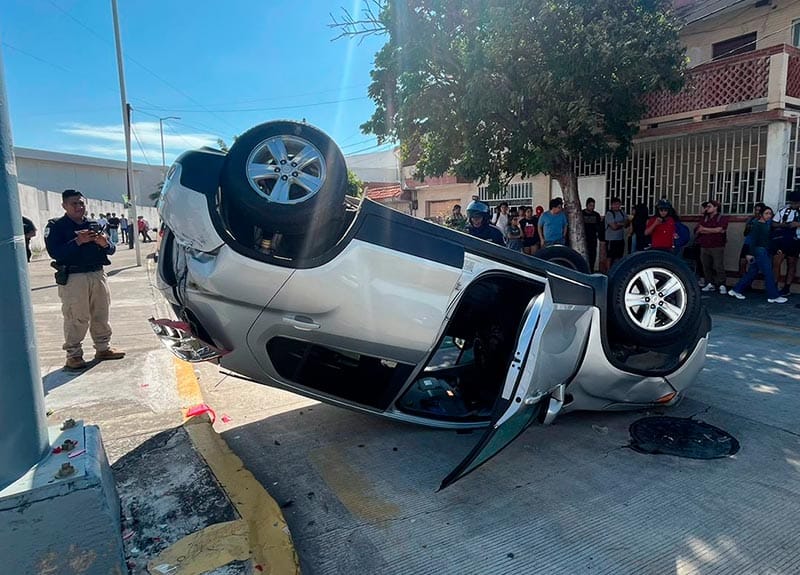 ¡QUEDÓ CON LAS LLANTAS PA’RRIBA! - ENCONTRONAZO EN COSTA VERDE