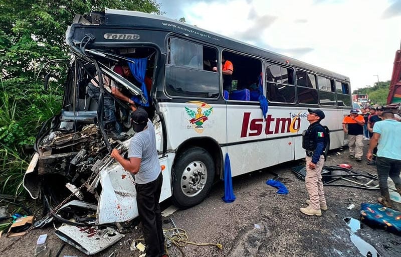 ¡CAMIONAZO: 20 HERIDOS! - AUTOBUS DE PASAJEROS SE IMPACTO CONTRA UN TRACTOCAMION