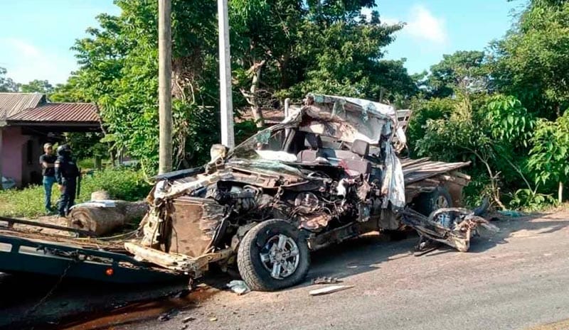 ¡CARRETERAZO: 3 MUERTOS! - CAMIONETA CON JORNALEROS SE IMPACTA CONTRA UN TRAILER