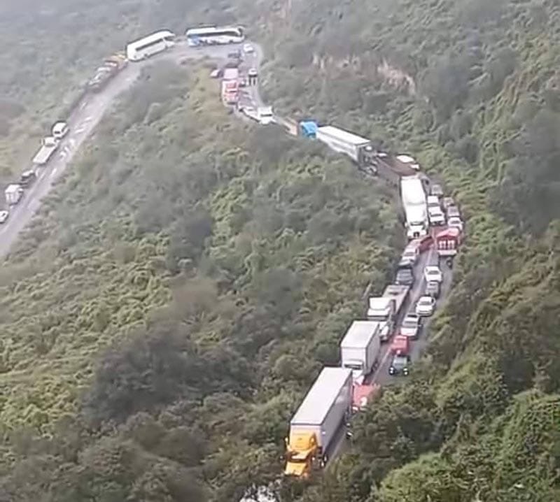 ¡HASTA SE RETACHAN! - SE HACEN PELOTAS LOS CONDUCTORES... NI QUE CHECO PÉREZ