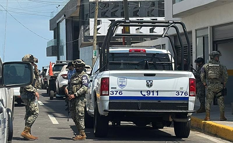 ¡ASEGURAN DOS CAMIONETAS EN COSTA DE ORO!