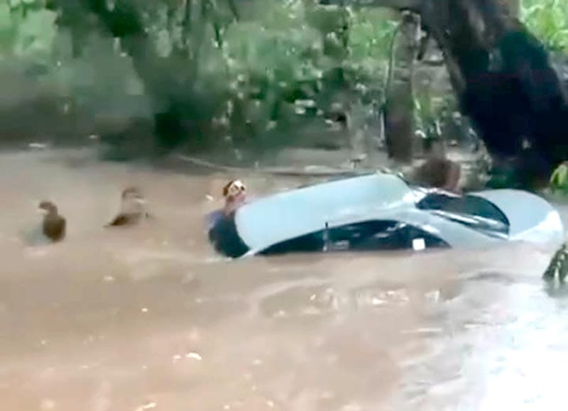 ¡MAESTROS SON ARRASTRADOS POR CORRIENTE DE AGUA!