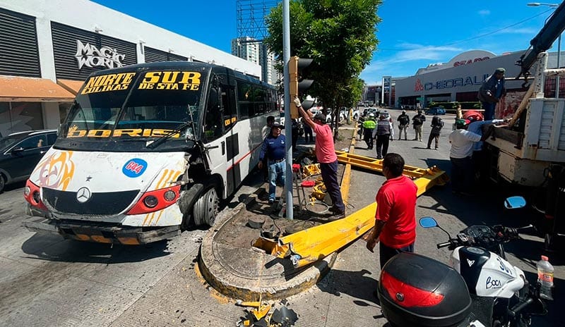 ¡SE ESTRELLA Y DERRIBA SEMÁFORO EN PLAZA AMÉRICAS!