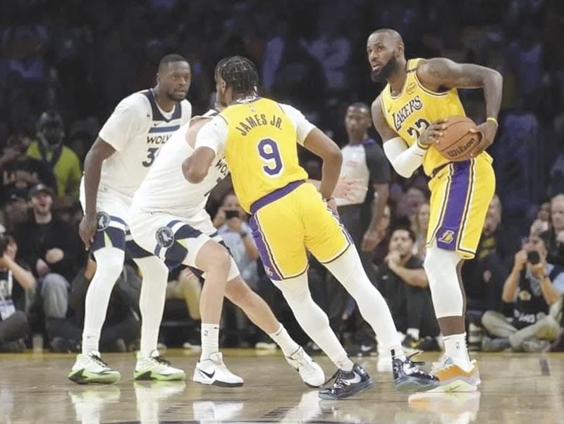 ¡FAMILIA JAMES CELEBRA DOBLEMENTE TRIUNFO DE LAKERS!