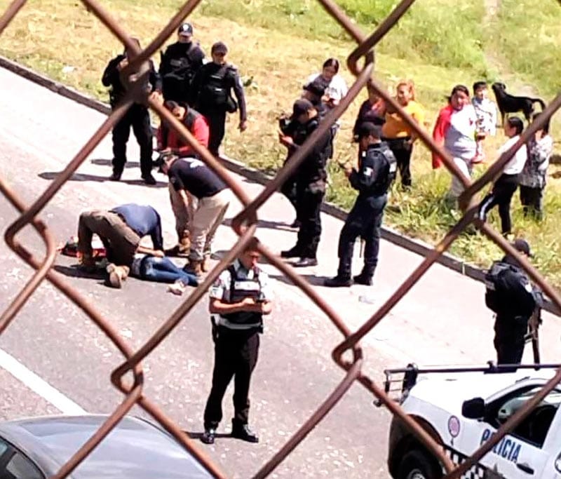 ¡LANZAN A MUJER DESDE VEHÍCULO EN MOVIMIENTO EN LA AUTOPISTA!