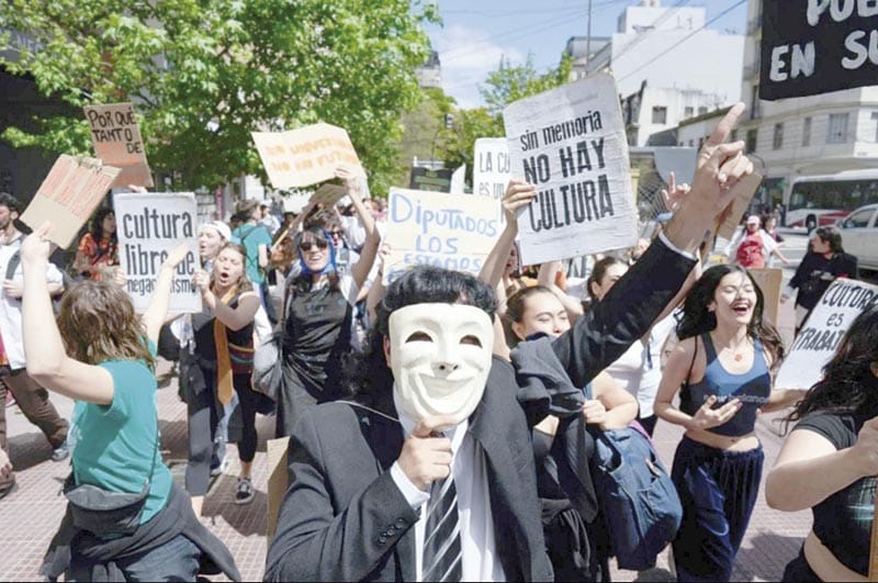 ¡LOS PROFESORES PARAN Y ESTUDIANTES TOMAN FACULTADES EN ARGENTINA!