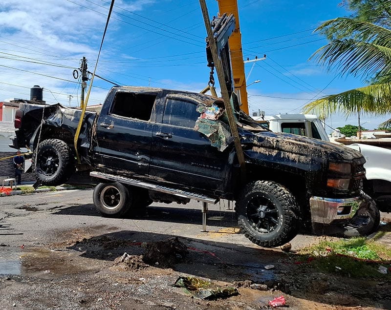 ¡SACAN CON MEGA GRÚA EL CAMIONETÓN TRAGADO POR SOCAVÓN!