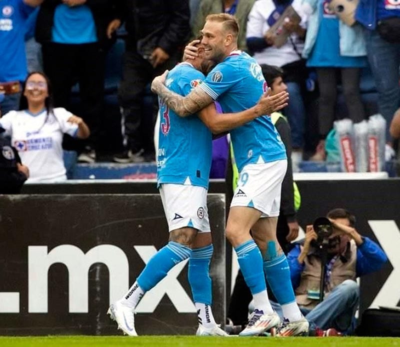 ¡SE AFIANZA CRUZ AZUL EN EL LIDERATO TRAS GOLEAR AL NECAXA, 3-0!