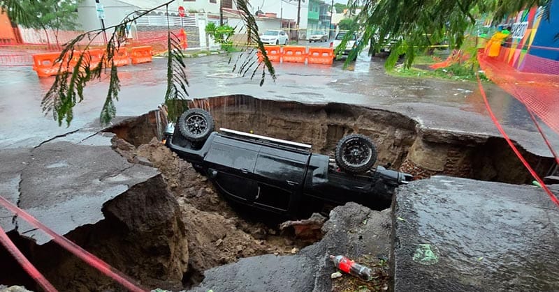 ¡SE TRAGA SOCAVÓN UN CAMIONETÓN!