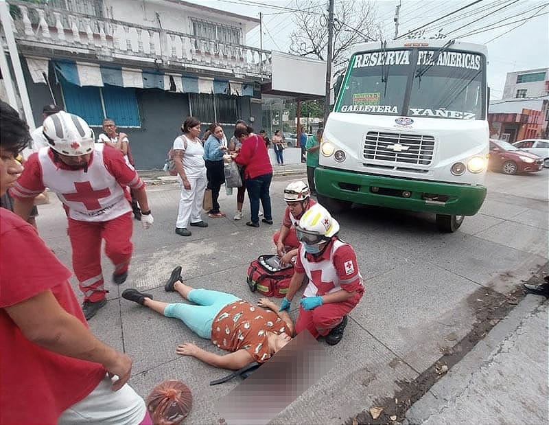 ¡ATROPELLAN A DOÑA APOLONIA POR IR HABLANDO POR CELULAR! - LA ARROLLA EL CAMIÓN A MEDIO CRUCE DE CALLE