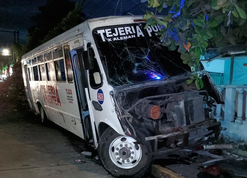 ¡CAMIÓN DE PASAJE SE DA UN TRANCAZO EN LAS AMAPOLAS!