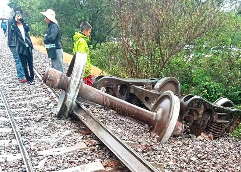 ¡DESCARRILAN VAGONES DEL TREN CARGADOS CON SEMILLAS!