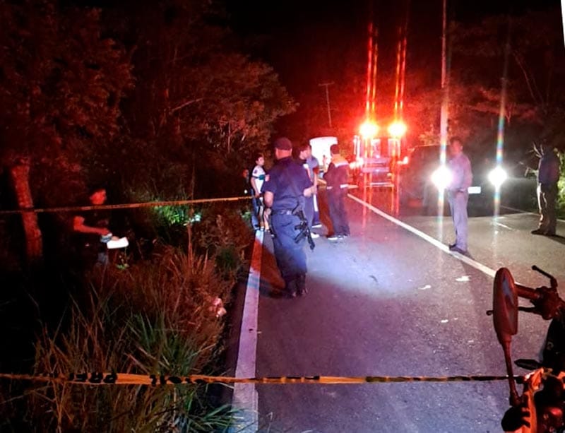 ¡DERRAPÓN MORTAL! - DOS JÓVENES EN SU MOTO CHOCARON CONTRA UN ÁRBOL