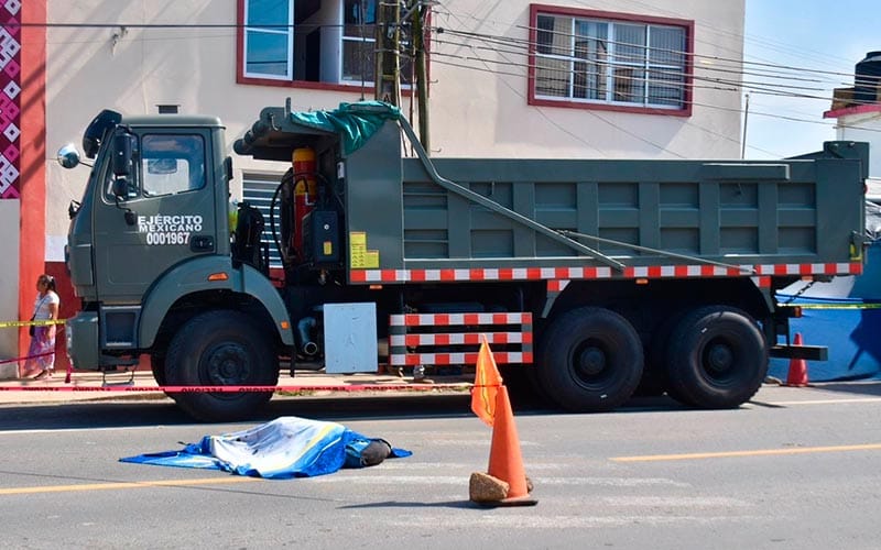 ¡CAMIÓN MILITAR ARROLLÓ Y MATÓ A PEATÓN!