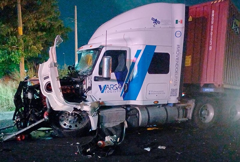 ¡CHOCAN DOS “MONSTRUOS” EN EL PUENTE DE COLINAS DE SANTA FE!