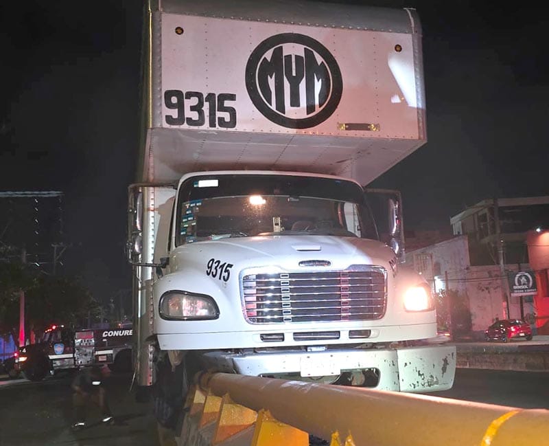 ¡CAMIÓN DE MUDANZAS SE ATORÓ EN EL PUENTE BICENTENARIO!