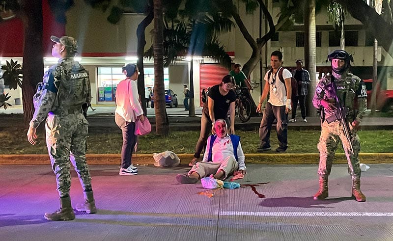 ¡PAREJA EN MOTOCICLETA ATROPELLARON A DON ROGELIO!