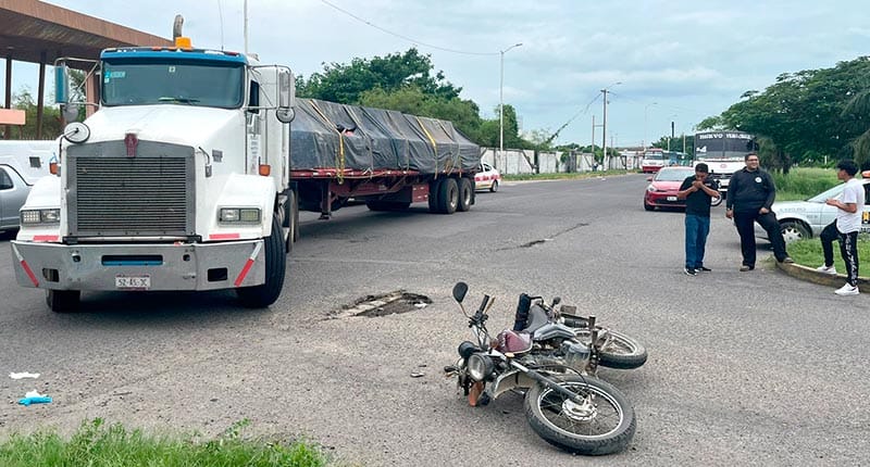 ¡SE IMPACTA CONTRA TRÁILER Y CASI PIERDE UNA PIERNA!