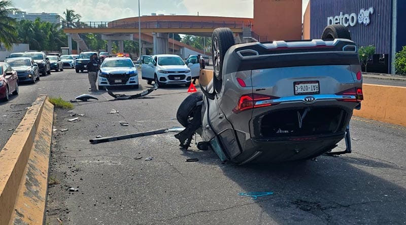 ¡VOLCÓ CAMIONETA FRENTE A PLAZA EL DORADO!