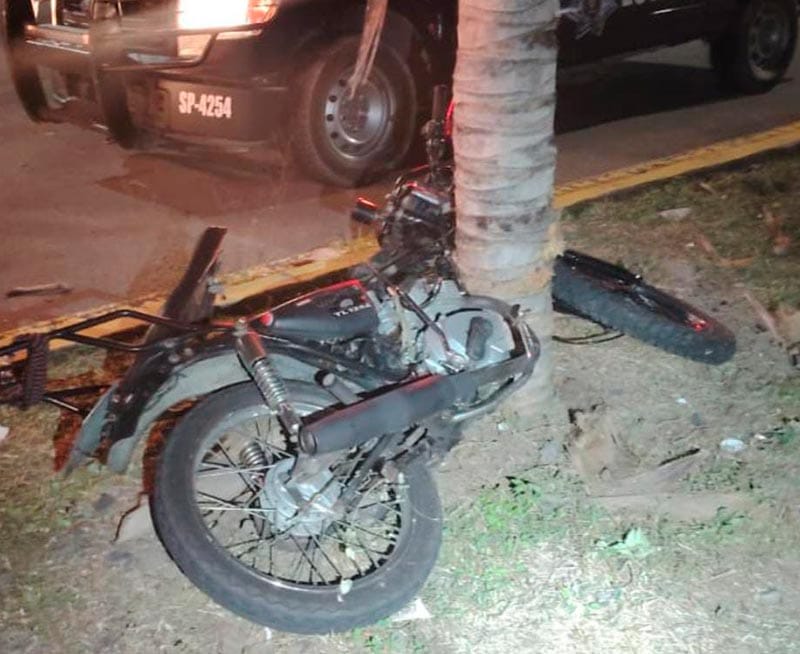 ¡BORRACHIN MOTORIZADO SE ESTRELLA CONTRA LA PALMERA! - FRENTE A LAS PLAYAS DEL CONCHAL