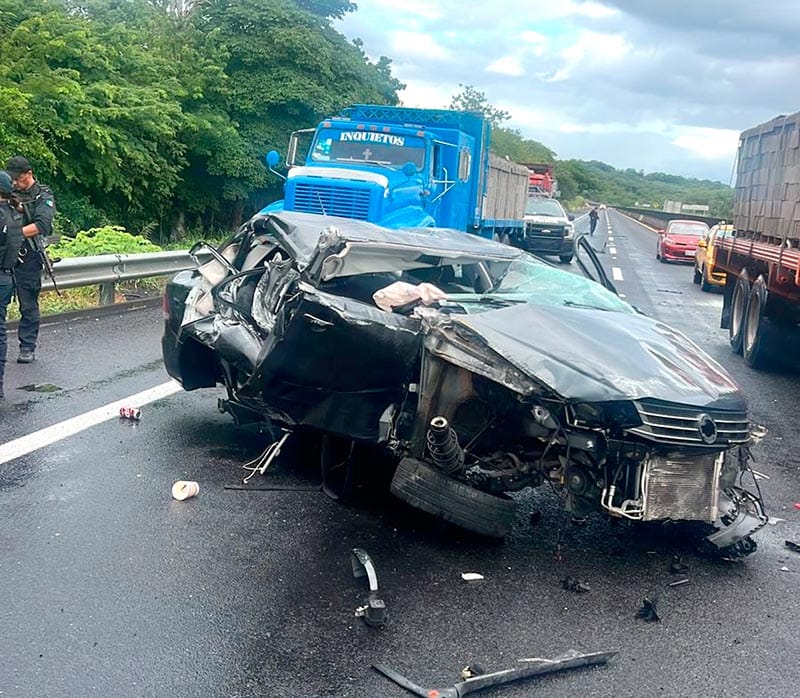 ¡SE SALVAN DE MILAGRO! - SE ESTAMPAN CONTRA UN TRÁILER EN LA VERACRUZ - XALAPA