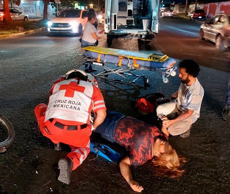 ¡PAREJA EN MOTOCICLETA ARROLLADA POR UN CAFRE!