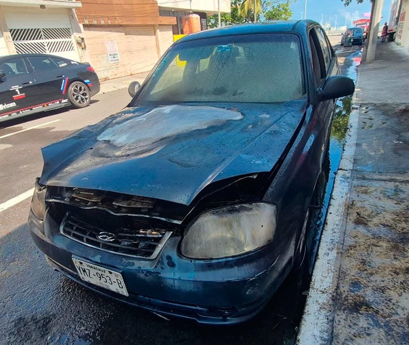 ¡BOMBEROS APAGAN AUTOMÓVIL EN LLAMAS!