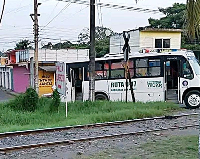 ¡CHOCAN EN LAS VÍAS EN EL TEJAR!