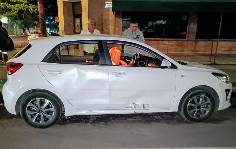 ¡CAMBIA DE CARRIL Y LE PEGA A PAREJA DE MOTOCICLISTAS!