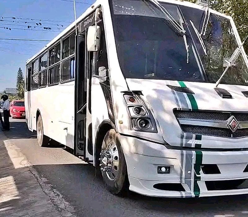 ¡CAMIÓN DE PASAJE ARRASTRA DIEZ METROS A COMERCIANTE!