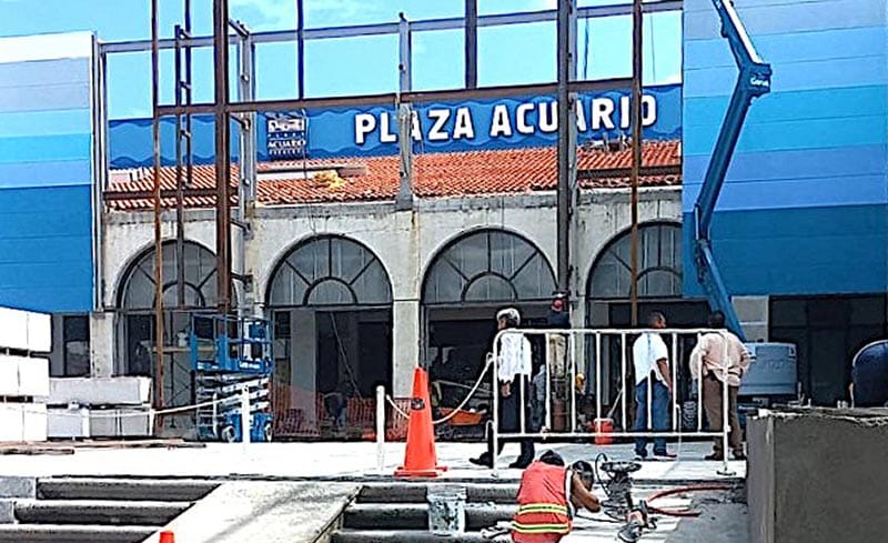 ¡CERRADA LA ENTRADA A PLAZA ACUARIO!