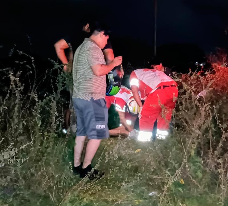 ¡MOTORIZADO “VOLÓ Y ATERRIZÓ EN LA MALEZA!