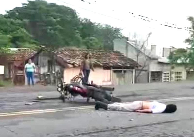 ¡MOTORIZADO CHOCÓ DE FRENTE CONTRA CAMIONETA!