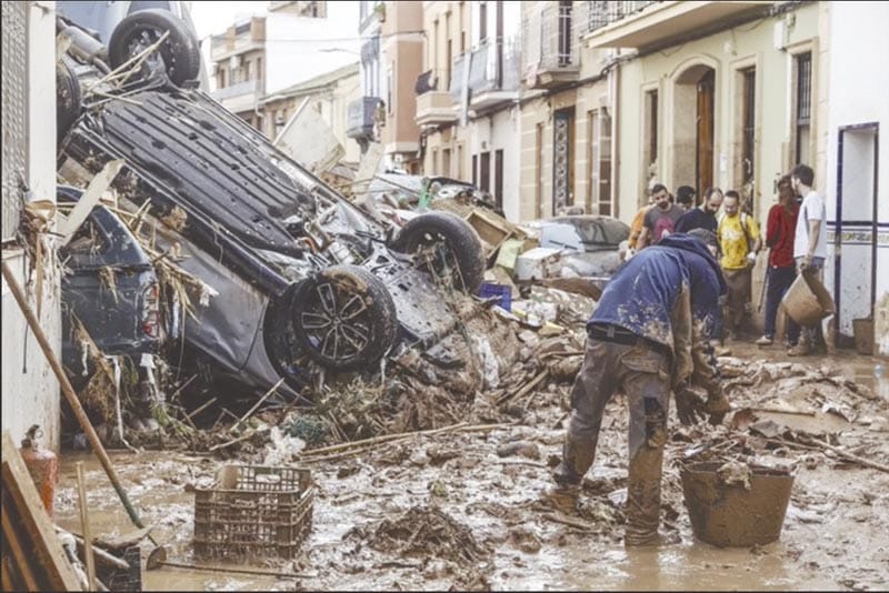 ¡MILES DE VOLUNTARIOS LLEGAN A VALENCIA! - AUMENTAN A MÁS DE 200 LOS MUERTOS POR LA DANA