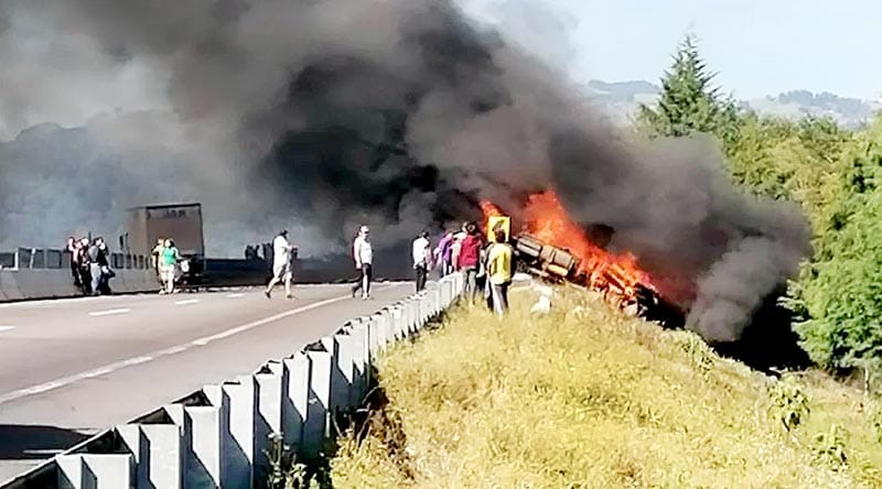 ¡PIPAZO! - TRAILER VOLCO Y EXPLOTO EN LA AUTOPISTA PERDIENDO LA VIDA EL OPERADOR