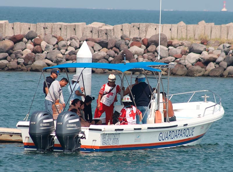 ¡RESCATE EN EL MAR! - UNA FAMILIA CAE DE LOS KAYAKS