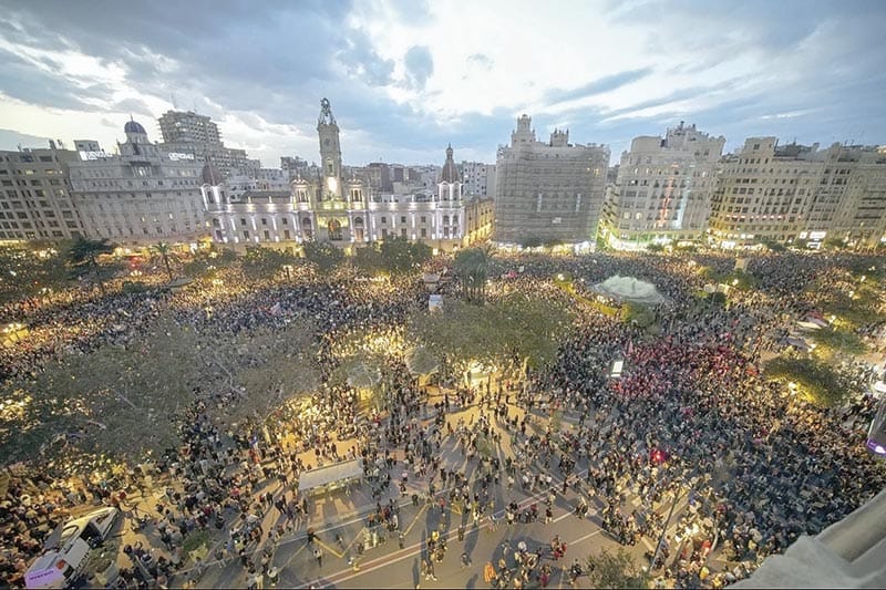 ¡TOMAN CALLES DE VALENCIA Y PIDEN RENUNCIA DE MAZÓN! - POR LA MALA RESPUESTA A LAS CATRASTRÓFICAS INUNDACIONES