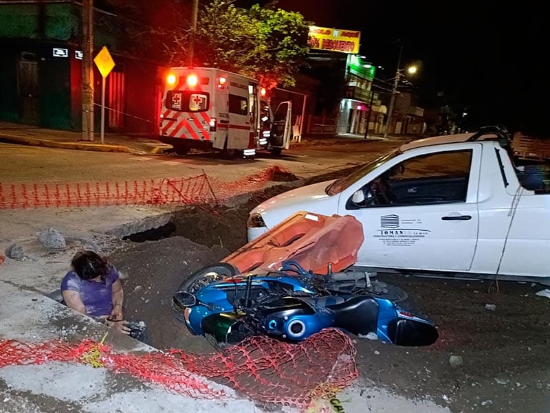 ¡SE LOS TRAGA UN HOYO! - UNA CAMIONETA Y UNA MOTOCICLETA CON JOVENES ALCOHOLIZADOS CAYERON EN UNA ZANJA