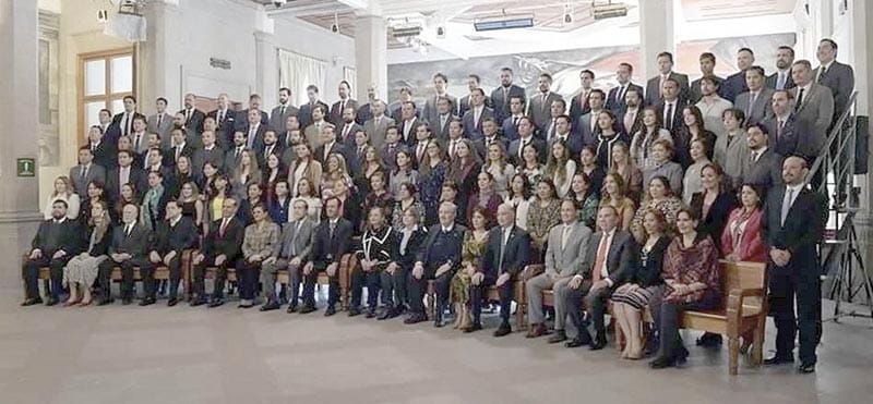 ¡TOMAN EN CORTE ÚLTIMA FOTO DE MINISTROS CON COLABORADORES!