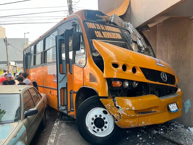 ¡10 HERIDOS EN ENCONTRONAZO! - SE ESTRELLAN AUTOBÚS Y CAMIONETA!