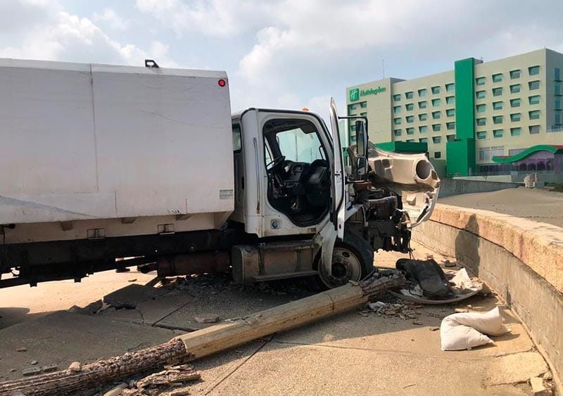 ¡CAMIÓN DE LA BASURA SIN FRENOS SE IMPACTÓ CONTRA MURO DEL MALECÓN!