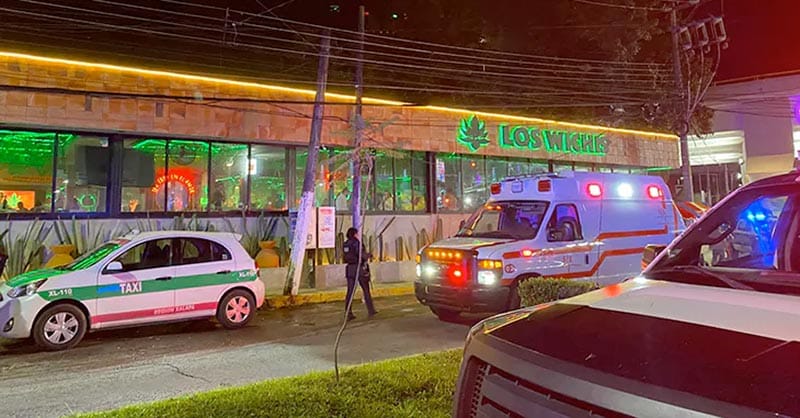 ¡BALEAN A MESERO EN EL ANTRO “LOS WICHIS” DE XALAPA!