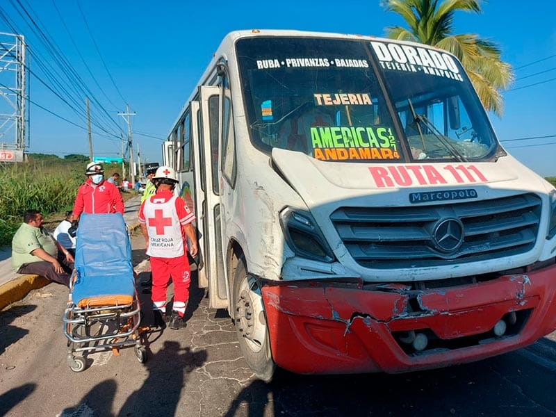 ¡“PULPAZO” DEJA 15 HERIDOS! - UN CHOFER EVITO ARROLLAR A MOTOCICLISTA Y SE IMPACTO CONTRA OTRO AUTOBUS DE PASAJE