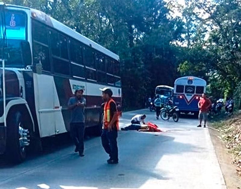 ¡TAPA-BACHES MUERE ARROLLADO POR DOS AUTOBUSES EN COATEPEC!