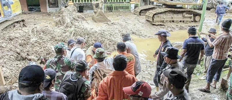 ¡AVALANCHAS DEJAN 27 MUERTOS EN INDONESIA!