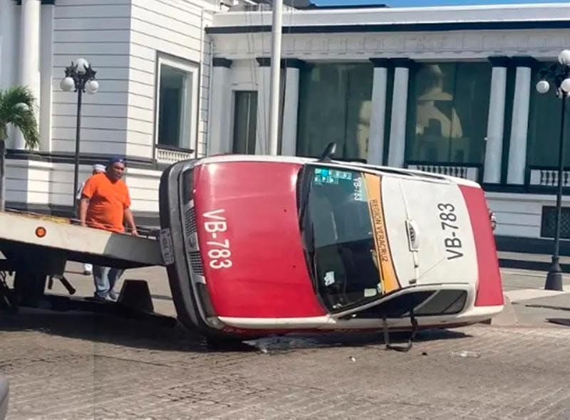 ¡TAXI VUELCA FRENTE AL EDIFICO DE LA TERCERA REGIONAL NAVAL!